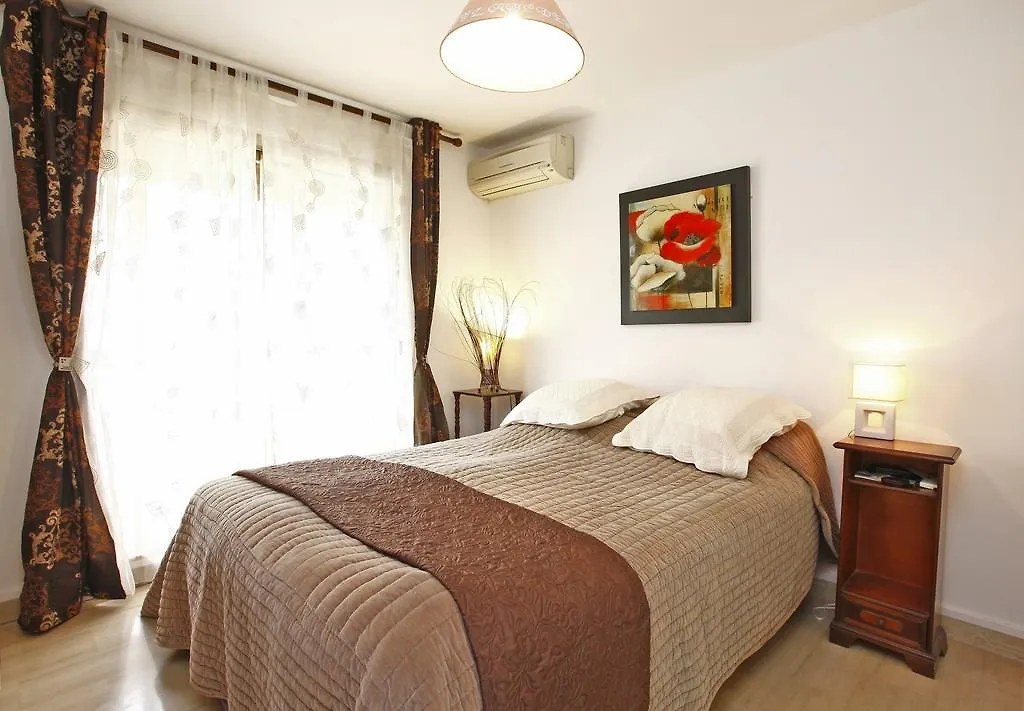 Appartement 6 Personnes Avec Terrasse Le Port Nice 0*,  France